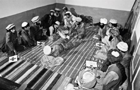 Afghan Mujahideen take a first-aid course run by the ICRC. ICRC/Kolly, Jean-Pierre