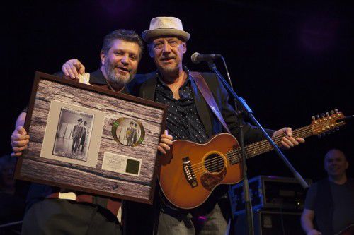 “Frog” Harris, left, gets his award from singer Russell Morris. Photo by Michelle McAulay