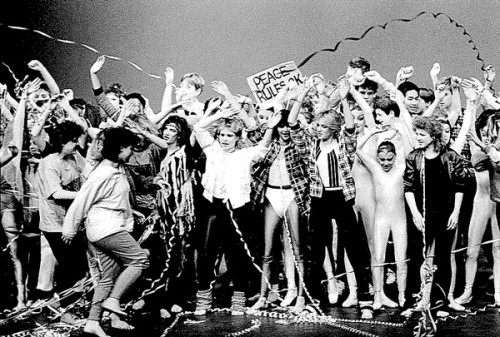 1986, dancers take a bow.