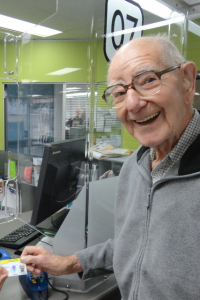 Steve Alt surrenders his driving licence at age 99.