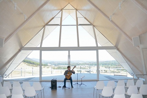 Withers performs before the view, photo Peter Hislop