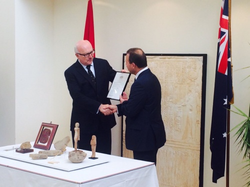 Senator Brandis hands over documentation to Ambassador El-Laithy 