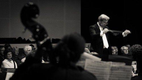 Music director Geoff Grey  prepares for the Championships, Photo by Kasra Yousefi