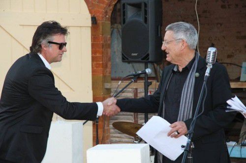 Harrison (l) receives YASSarts’ 2014 ‘Sculpture in the Paddock’ prize from Prof David Willi mans, photo by Therese van Leeuwin