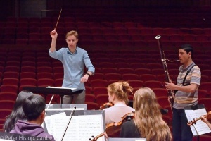 Leonard Weiss conducting, photo Peter5 Hislop