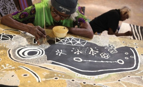  Martha McDonald Napaltjarri (in foreground) and Mona Nangala painting at Papunya Tjupi art centre, Papunya ,2015. Photograph: Helen Puckey 