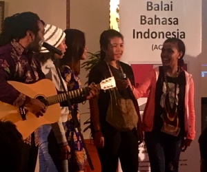 Michael J sings with Papuan students