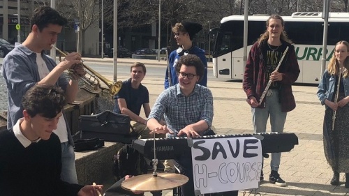 Arts / Musos play in protest to save music course