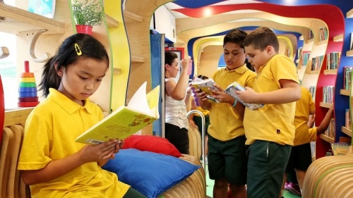 Arts / ‘Russ the bus’ drives children to read