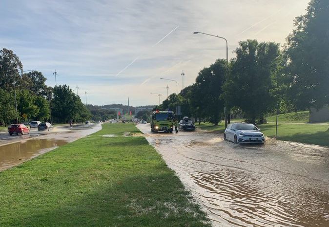 Burst water main slows traffic on Kings Avenue