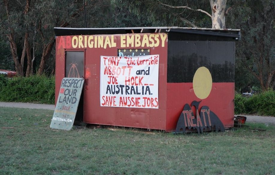 Police move on illegal campers at Tent Embassy
