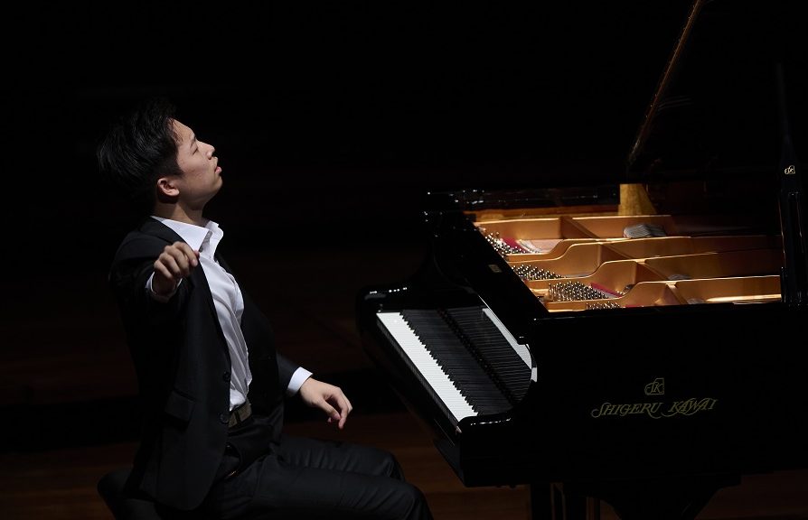 Astonished audience cheers pianist’s showmanship