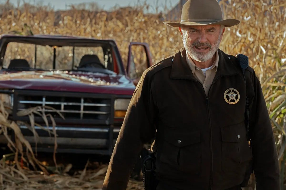 Small-town sheriff Sam takes on the aliens