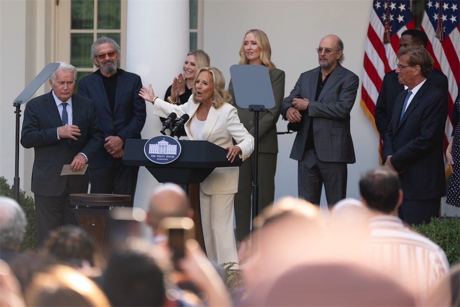 West Wing cast visits White House for 25th anniversary