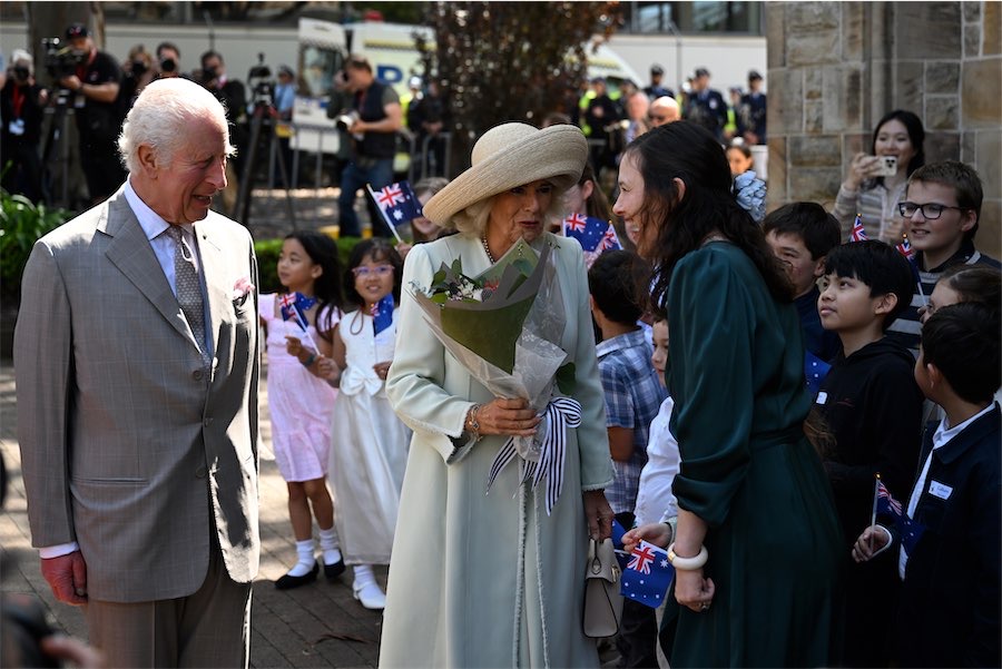 King cracks jokes as Aussies get close look at royals