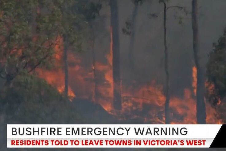 Home lost, people told to flee Great Ocean Road towns