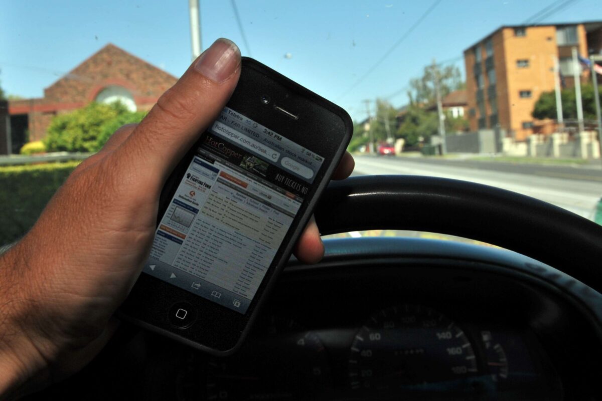 Smartphones still driving professionals to distraction