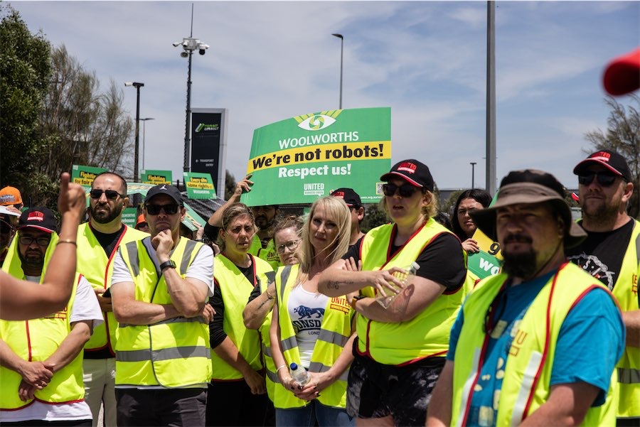 Workers continue Woolies blockade in defiance of ruling