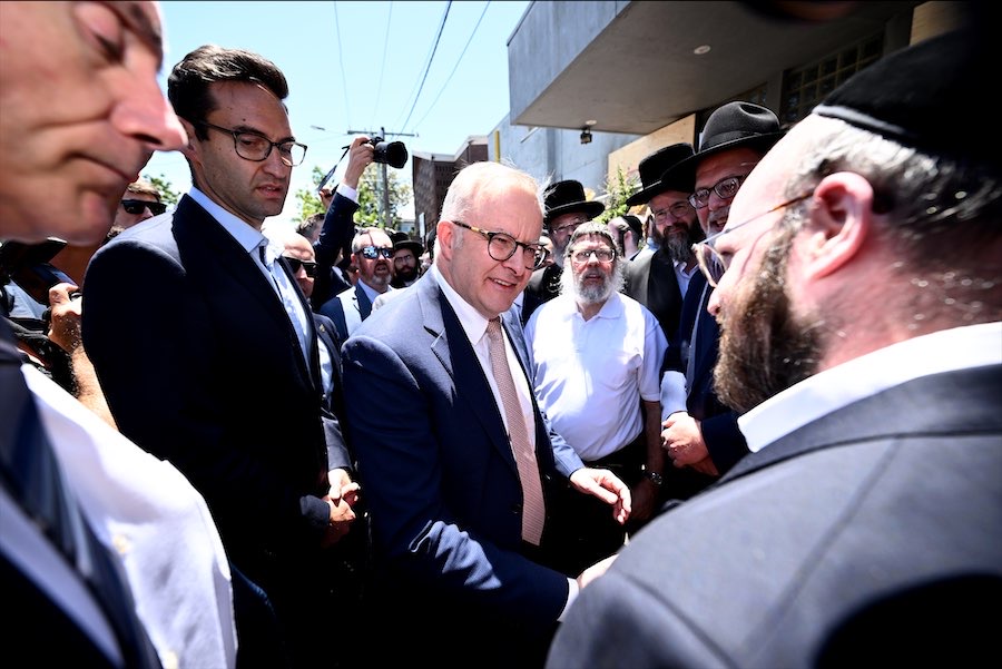 Prime minister visits synagogue four days after attack