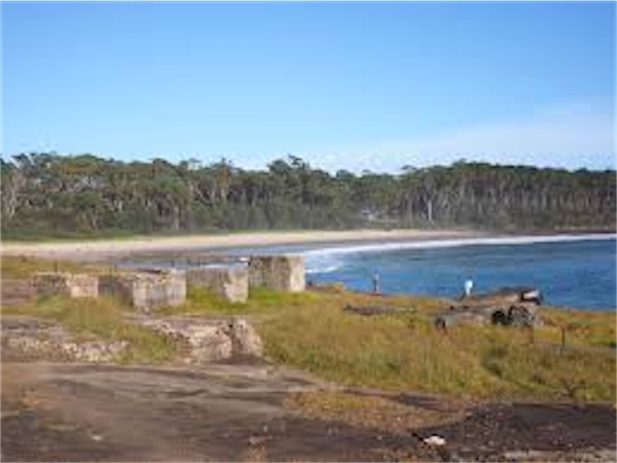 Three cling to boat hull in Bawley Point rescue