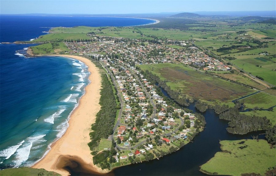 Woman dies in surf at Werri Beach