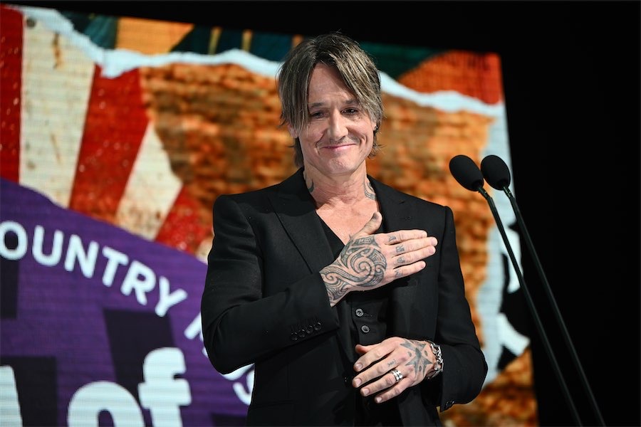 Keith Urban pops up at a country pub, accepts honour