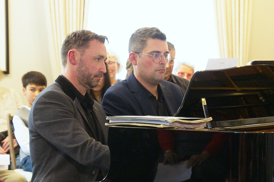 'Mesmerising' concert of four hands at one piano
