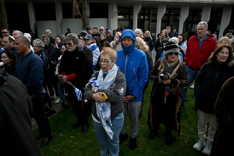 Hundreds gather to mark moment October 7 attack started